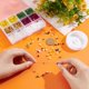 thumbnail image 3 of Kit para hacer pulseras de cuentas de 6 colores, 2264 piezas, cuentas de vidrio en forma de cubo con agujas de hilo elástico, cuentas pequeñas, pulseras de cuentas, 3 of 6