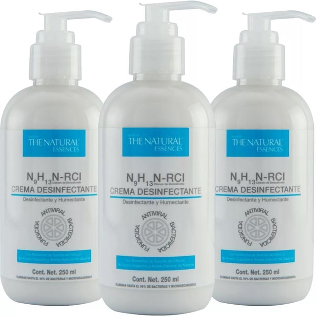 3 cremas desinfecta y humecta mejor que gel antibacterial Paquete de tres frascos con dispensador, 250 ml cada uno; crema desinfectante e hidratante para manos y cuerpo con aloe y manteca de karité, etiqueta blanca con bandas azules y texto técnico, frontal en línea sobre fondo neutro; adecuada para usar junto al lavabo o llevar en bolsa de viaje.