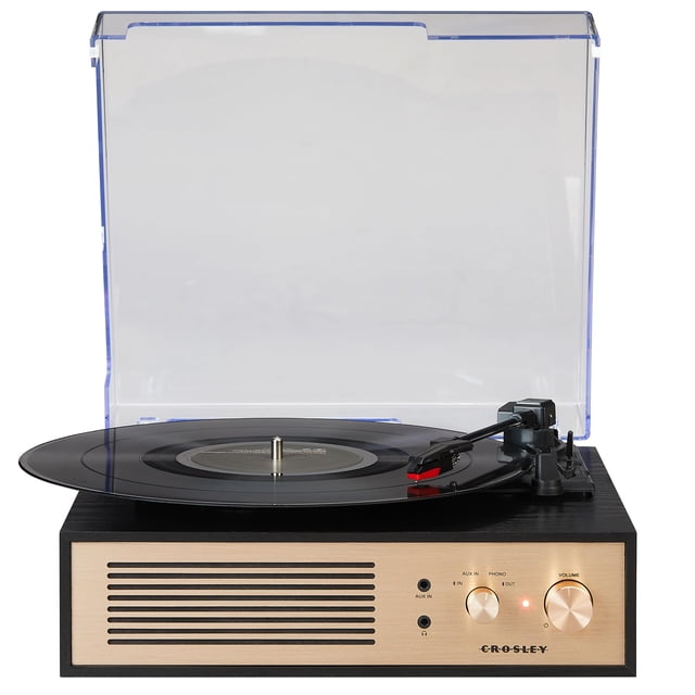 tocadiscos crosley cr6045a-bk miles con bluetooth y 3 velocidades negro, vista frontal con cubierta antipolvo transparente abierta; plato con vinilo y brazo con cartucho, chasis tipo maletín en acabado madera negra, panel frontal dorado con rejilla de altavoz, perillas de volumen y selector, entrada auxiliar y salida para auriculares visibles; a menudo usado también como reproductor portátil para sesiones casuales en exteriores.