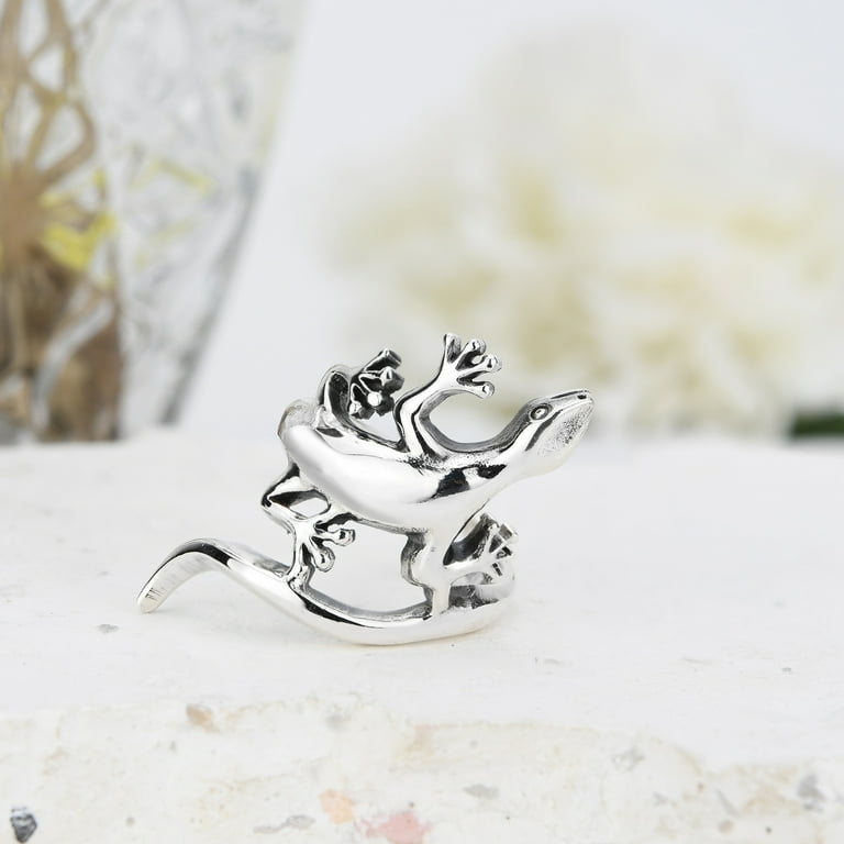 AeraVida Stylish Nature and Animals Little Gecko Lizard Tail