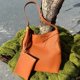 thumbnail image 2 of Bolsos tipo cubo de gran capacidad para mujer, bolsos y carteras de diseñador de lujo, novedad de 2024, en PU con cierre y bolsillo para tarjetas, para el hombro debajo del brazo, 2 of 5