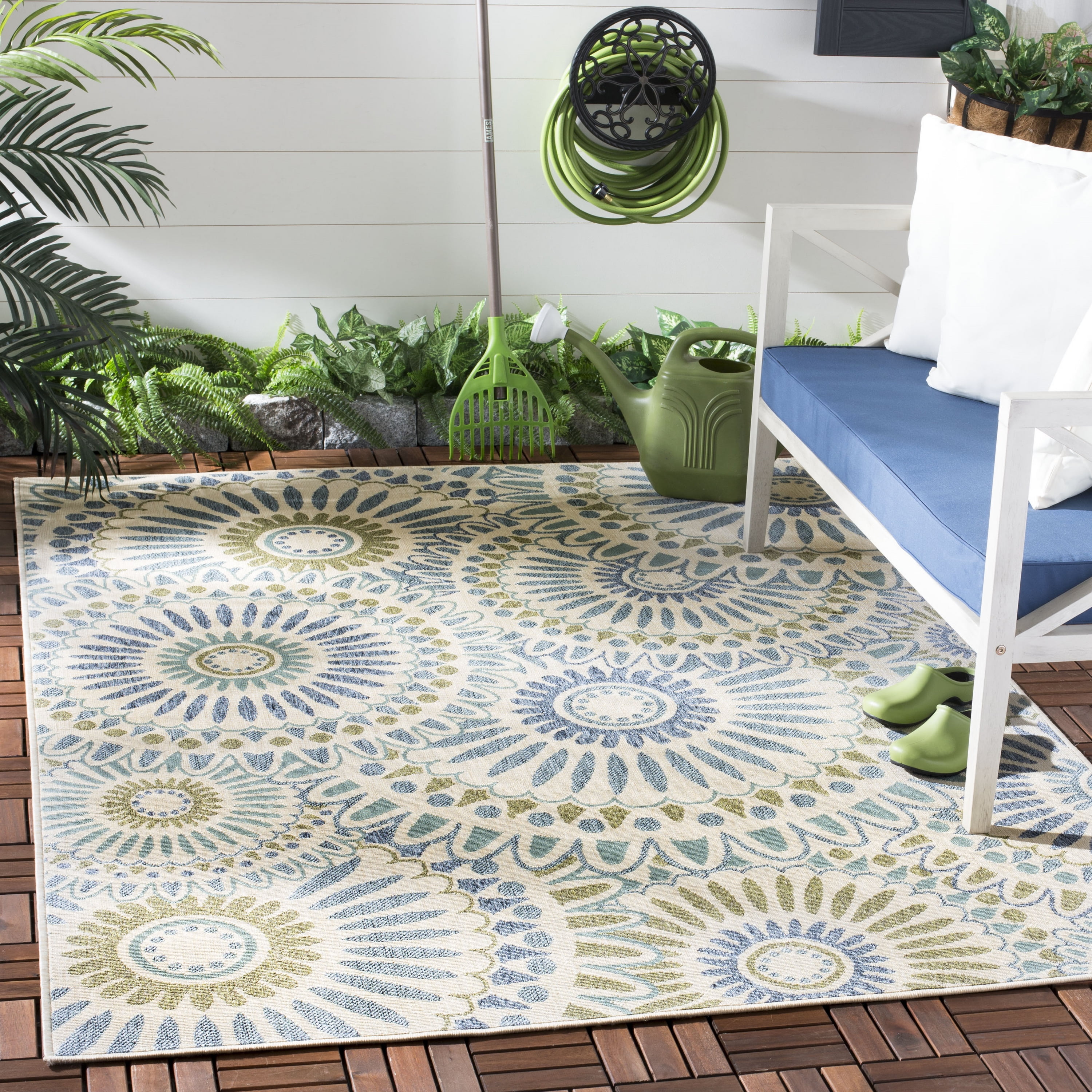 SAFAVIEH Veranda Petra Geometric Indoor/Outdoor Area Rug, 5'3" x 5'3" Square, Cream/Green