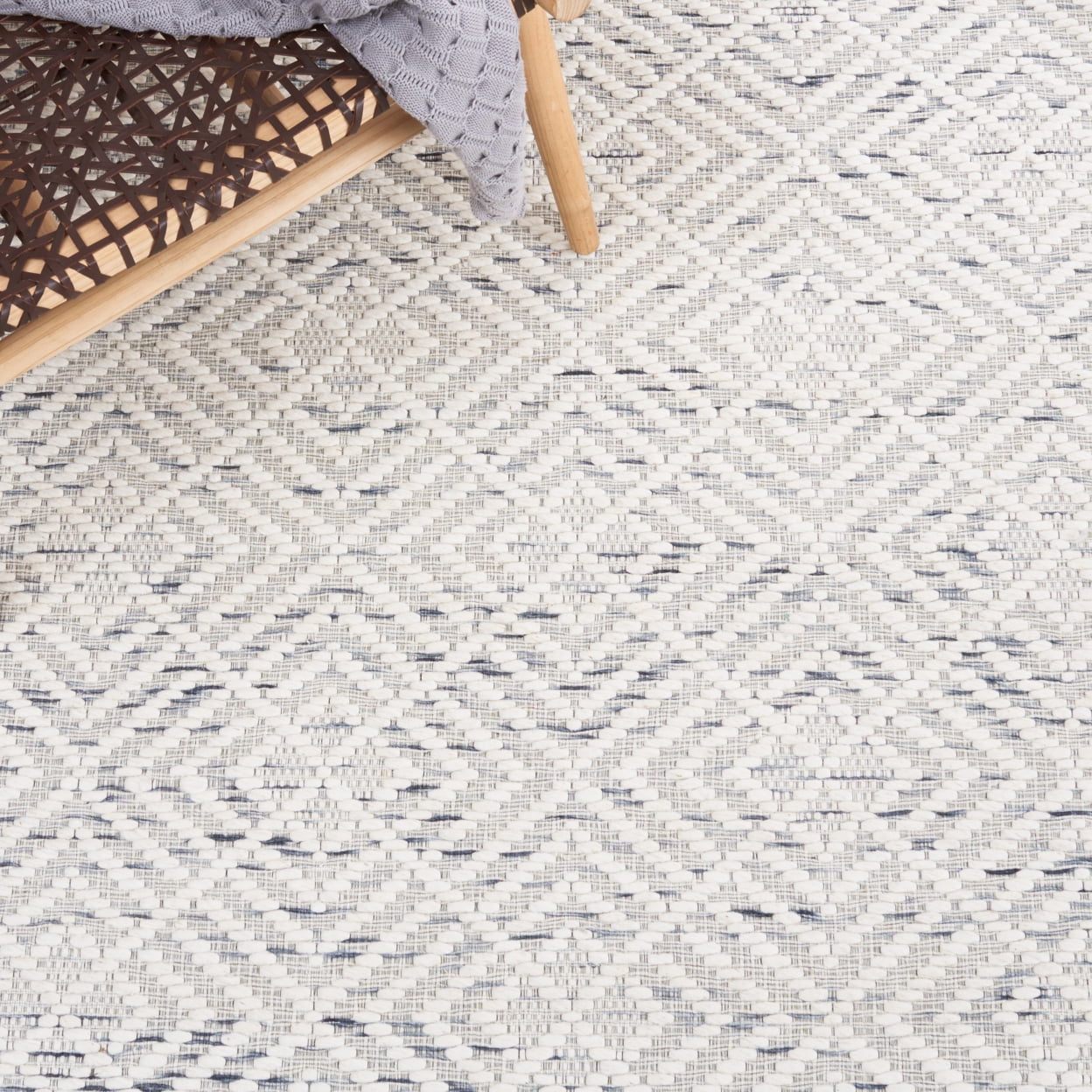SAFAVIEH Marbella Trent Diamond Area Rug, Ivory/Black, 5' x 8'