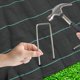 thumbnail image 5 of Tela geotextil para paisajismo que repele las malas hierbas, polipropileno duradero para proyectos al aire libre, cubierta vegetal para jardinería fácil de instalar, transpirable y permeable para, 5 of 5