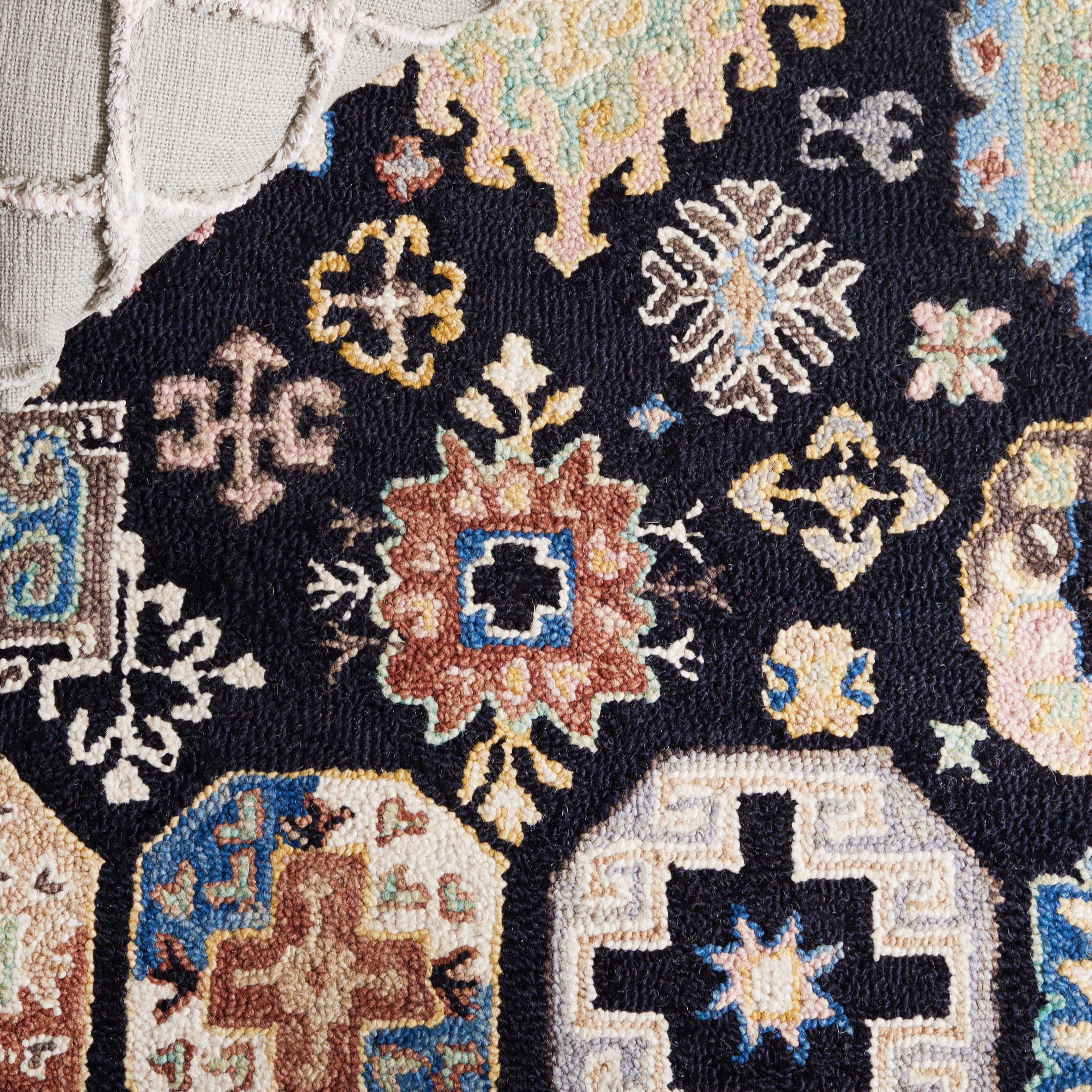 SAFAVIEH Aspen Joandra Oriental Area Rug, Black/Ivory, 5' x 8'