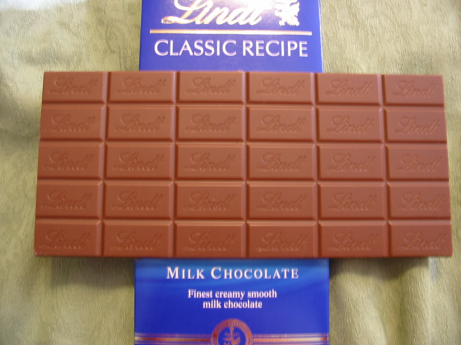 Lindt CLASSIC RECIPE Milk Chocolate Candy Bar, 1 bar / 4.4 oz - Ralphs