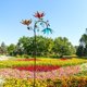 thumbnail image 4 of Fiudx Molinillo de Viento Grande de Metal, Diseño de Tres Flores y Mariposas Giratorias, Atractiva Decoración de Jardín, Arte Inspirado En La Naturaleza, Acabado Resistente a La Intemperie, Tamaño 95, 4 of 7