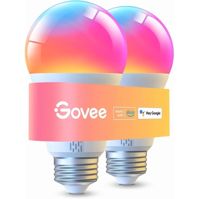 paquete de 2 bombillas inteligentes govee, 1000 lúmenes, wi-fi que cambian de color — dos bombillas A19 multicolor frontales con casquillo E26, difusores en gradiente rosa-azul-naranja y banda con logo Govee y sellos de Alexa y Google; regulables RGBWW 2700–6500 K, control por app y Wi‑Fi/Bluetooth; suelen usarse para iluminación ambiental en sala o zona de lectura.