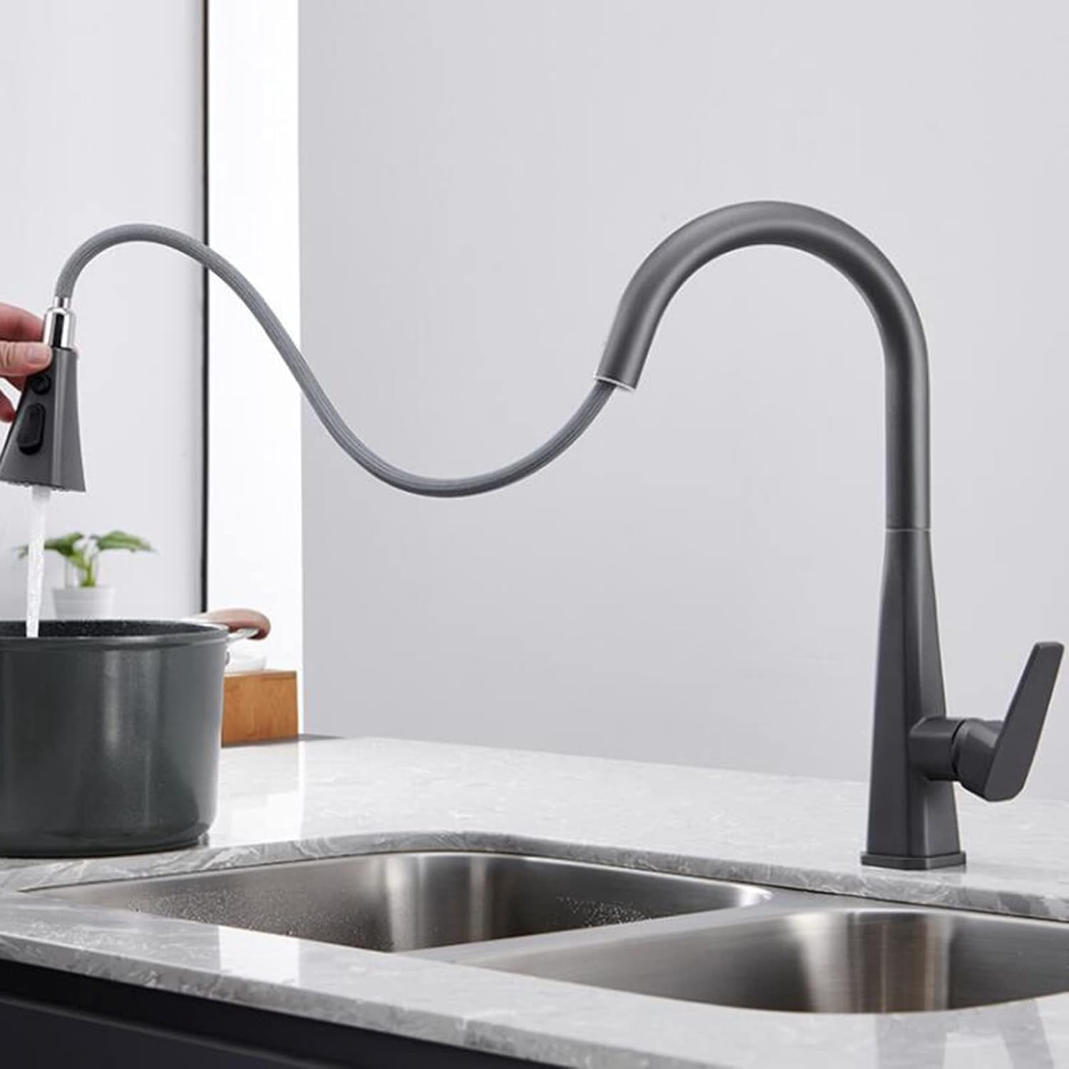 Kitchen Faucet with Pull Out Spray, Kitchen Sink Mixer Faucet Swivel Retractable Hot Water and Cold Water Brass Kitchen Sink Faucet Grey
