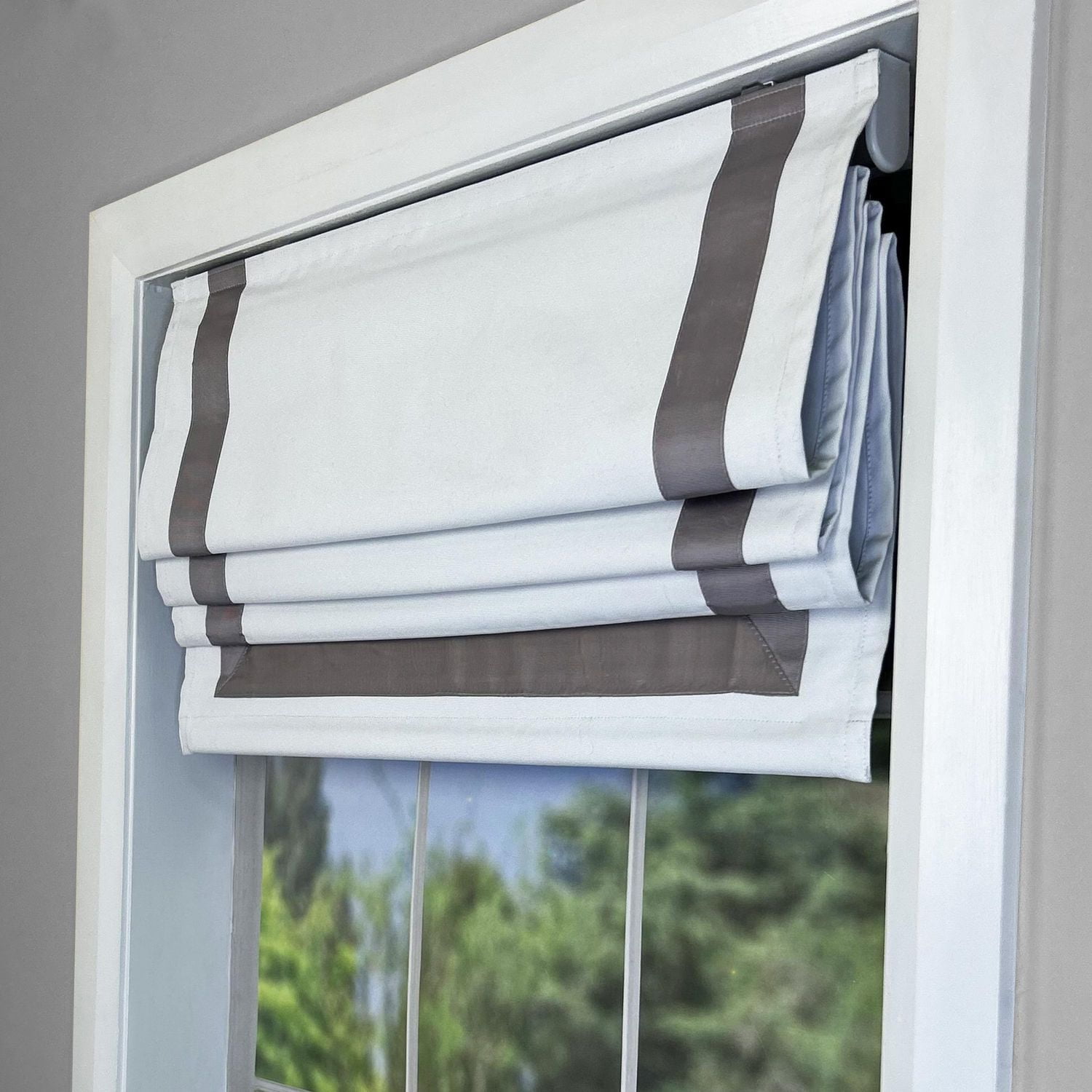 Versailles' Valentina Cordless Roman Shades (27in x 63in