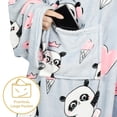 thumbnail image 4 of Manta portátil de forro polar con estampado de panda de Cataluña y mangas, 4 of 9
