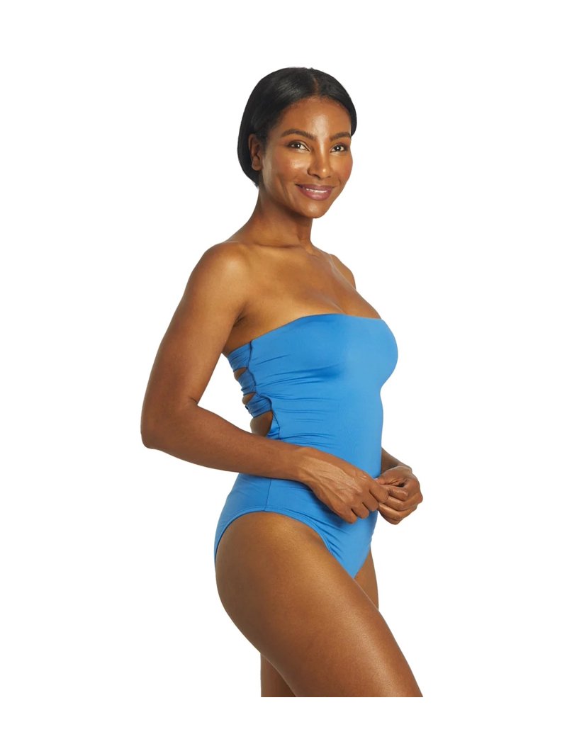 nike swimming dress Women's Hydrastrong Solid Poly Racer Back One Piece Swimsuit - University Blue The suit sits higher on the hips to offer a better range of motion and a less modest look BACK ZIPPER for snug fit and accessability FLAT SEAMS for reduced chafing and ergonomic construction LINED for better fit and security REMOVABLE SOFT CUPS for custom coverage and comfort Nike Swim Long-Sleeve One-Piece Swim