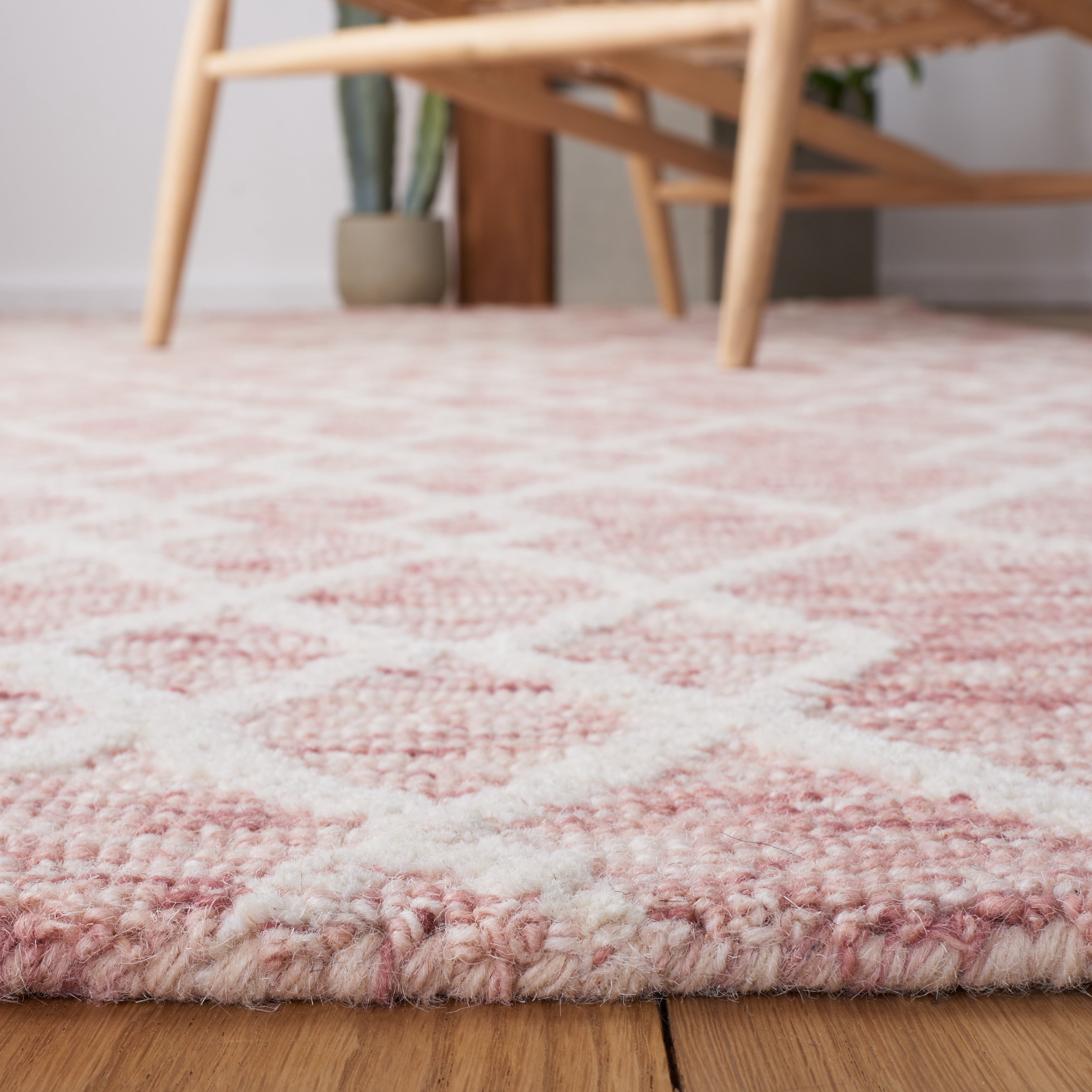 SAFAVIEH Metro Jenny Diamond Area Rug, Pink/Ivory, 6' x 6' Round