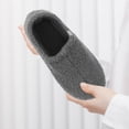 thumbnail image 4 of par de mocasines de felpa acogedores con espuma viscoelástica, zapatillas de casa cálidas para hombre, con forro de piel sintética y punta cerrada, color gris, talla 38-39, 4 of 7