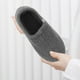 thumbnail image 4 of par de mocasines de felpa acogedores con espuma viscoelástica, zapatillas de casa cálidas para hombre, con forro de piel sintética y punta cerrada, color gris, talla 38-39, 4 of 7