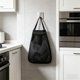 thumbnail image 5 of Soporte de pared para bolsas de plástico – Almacenamiento de bolsas de malla para bolsas de cocina, de la compra y de basura – Organizador que ahorra espacio con carga superior y extracción inferior., 5 of 6
