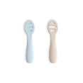 thumbnail image 1 of Set de 2 cucharas para bebé Mushie de silicona azul y beige, 1 of 9