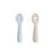thumbnail image 1 of Set de 2 cucharas para bebé Mushie de silicona azul y beige, 1 of 9