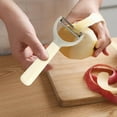 thumbnail image 4 of Pelador de papas con removedor de ojos | Mango ergonómico de plástico | Hoja de acero inoxidable | Agarre antideslizante | Para frutas, zanahoria, pepino, manzana, tomate, pera | Diseño compacto, 4 of 5