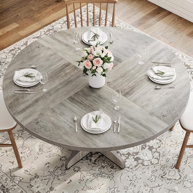 historyli mesa de comedor redonda de 47 pulgadas para 4 personas,estilo rústico,para cocina y comedor,color gris vista cenital de la mesa redonda de 120 cm (47") con tablero de madera gris envejecido en secciones formando una cruz y base de patas curvas en X; montada para 4 personas con platos, cubiertos y jarrón central con flores, adecuada para cocinas o comedores pequeños y uso multiusos.