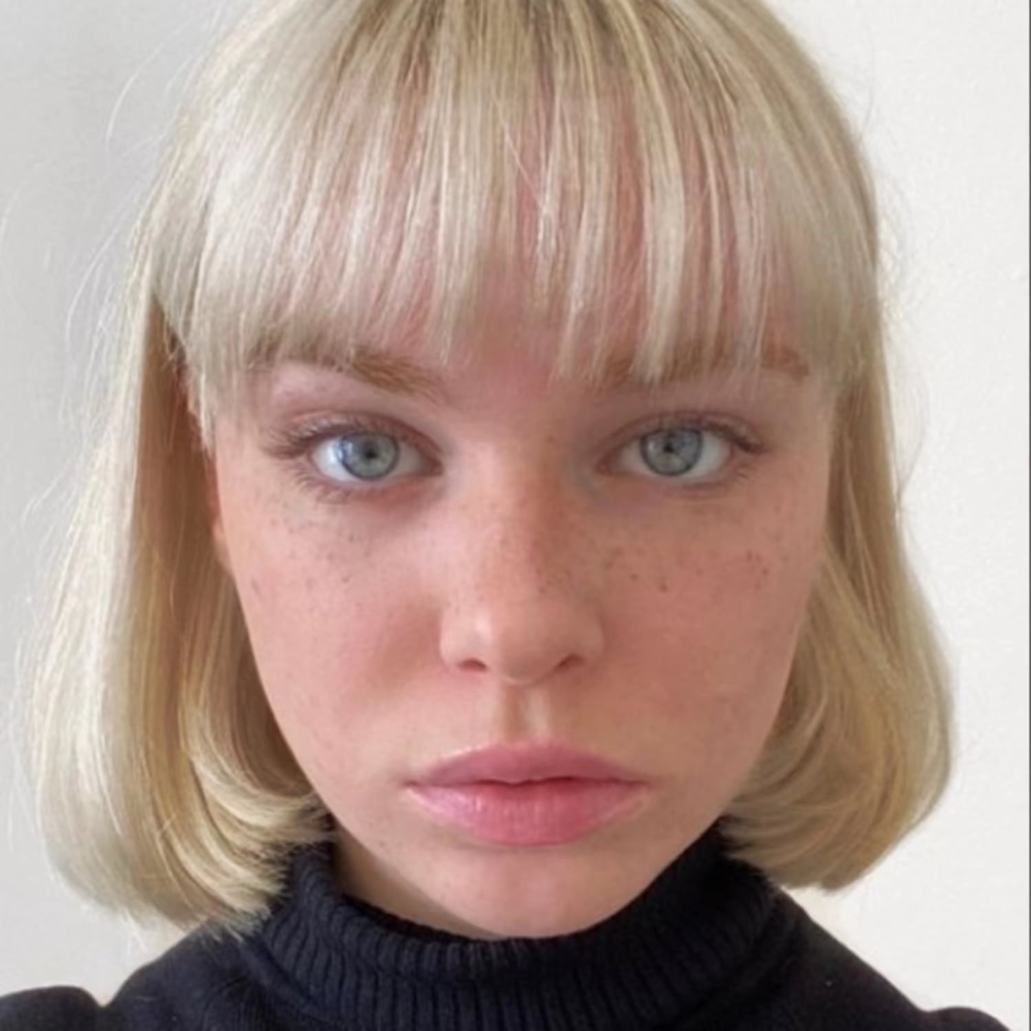 Phocas Blonde Bob Wig with Bangs， Synthetic Straight Short Wig for Women 10Inch