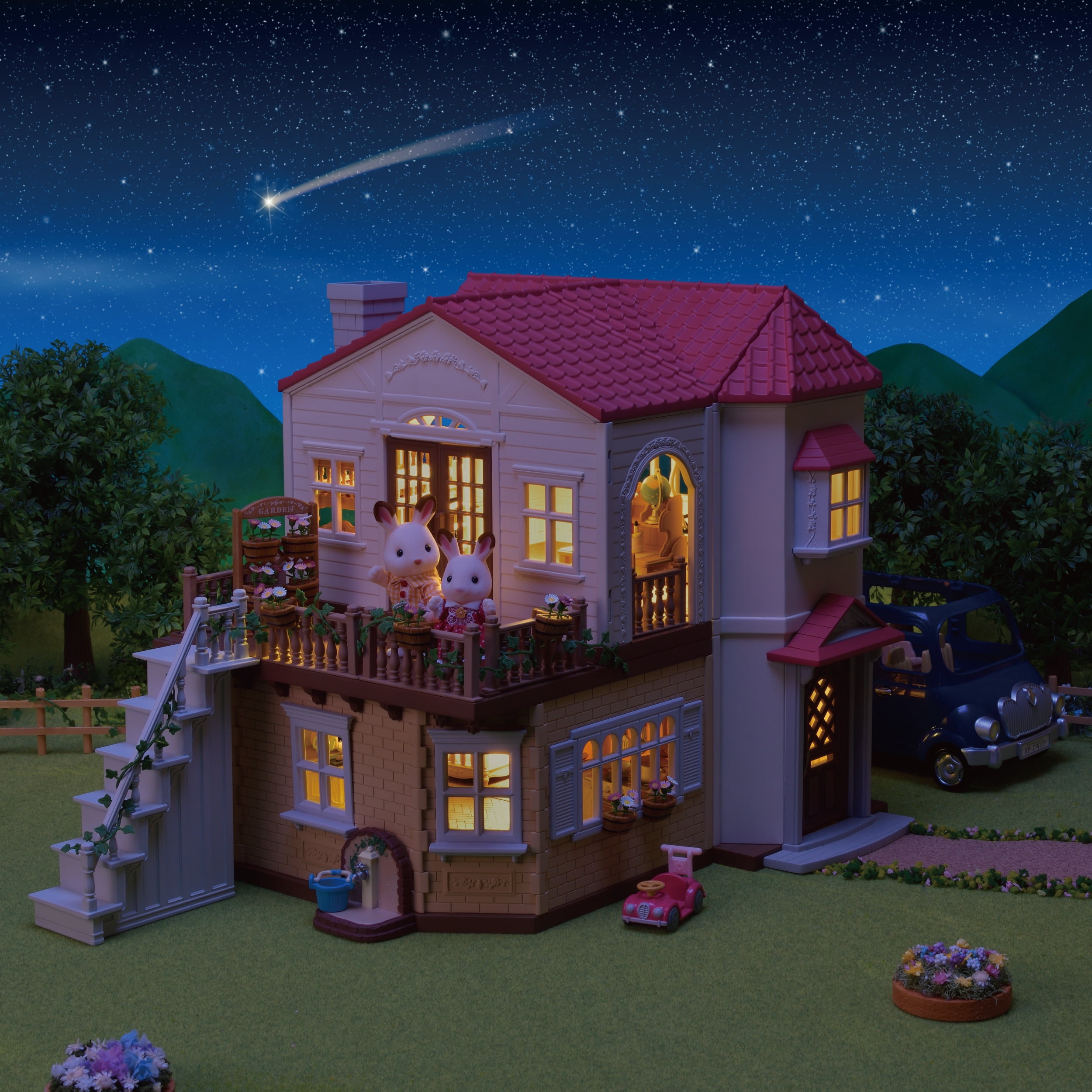 Calico Critters Red Roof Grand Mansion Gift Set, Dollhouse Playset with 3 Figures, Furniture, Vehicle and Accessories