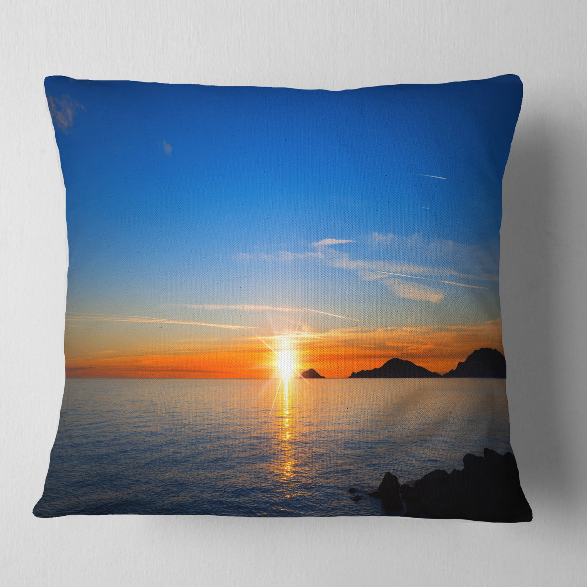 Designart Bright Sunset in Gulf of La Spezia - Seascape Throw Pillow - 18x18