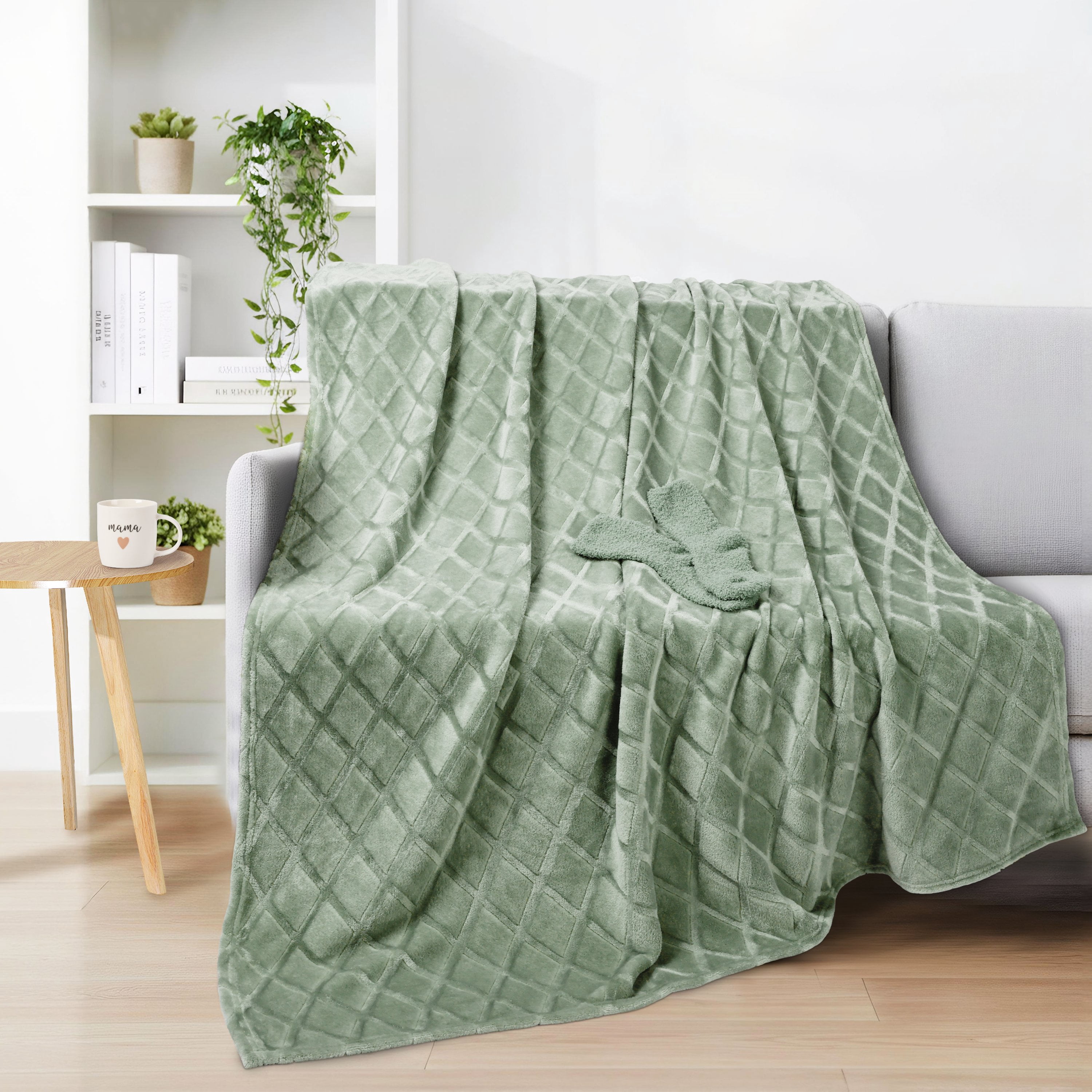 Hometrends Mother’s Day Cozy Gift Set Green – Blanket, Socks & Mug