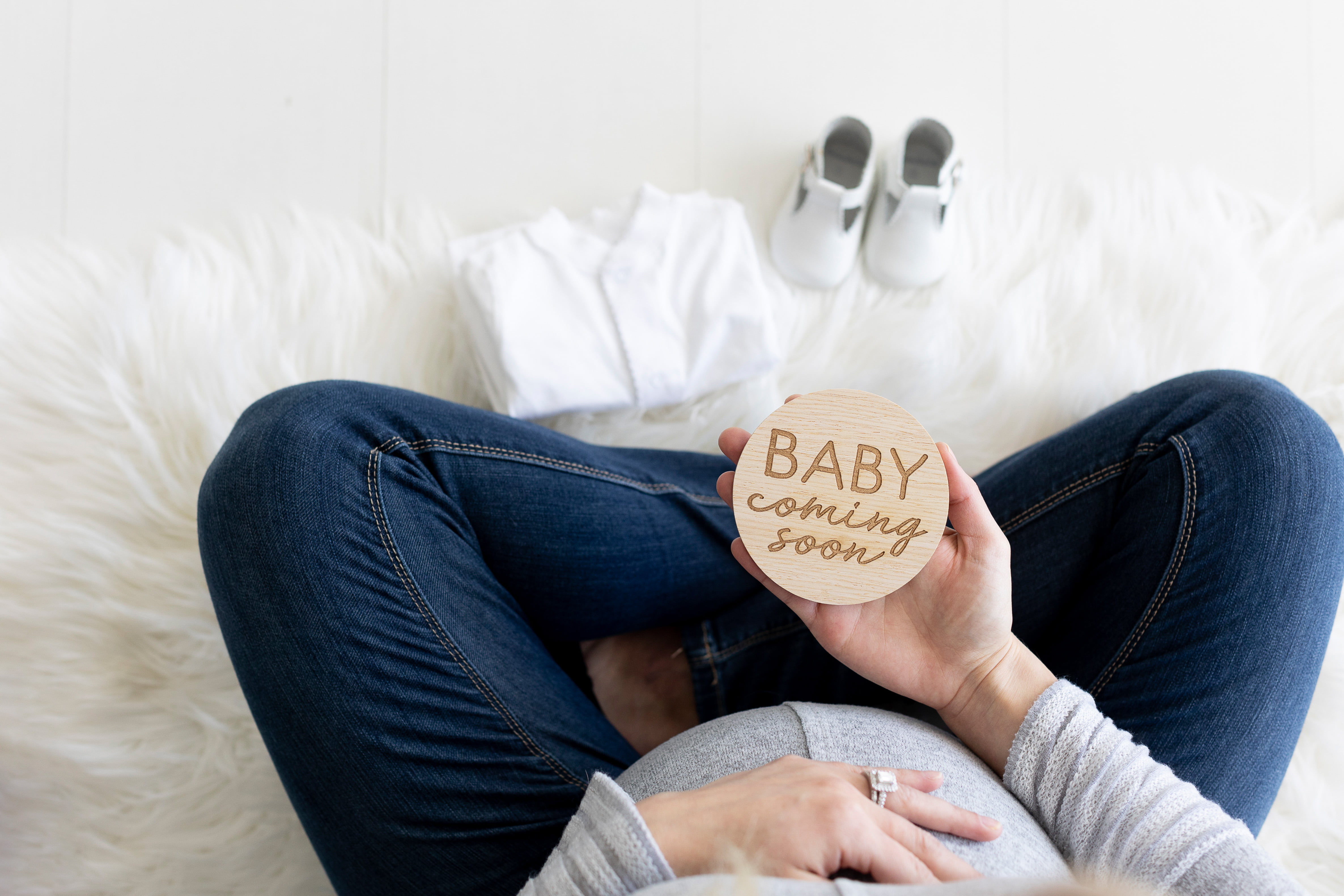 Pearhead Pregnancy Journey Milestone Markers, Wooden Weekly Milestone  Discs, Pregnancy Announcement and Baby Arrival Double Sided Photo Prop  Cards 