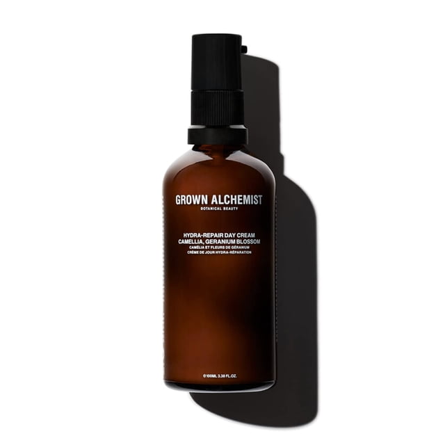 crema hidratante de día grown alchemist hydra-repair 100 ml botella ámbar frontal con dispensador pump y etiqueta blanca Grown Alchemist; humectante para hidratación facial, envase cilíndrico de vidrio sobre fondo blanco con sombra lateral, 100 ml; también adecuada como hidratante facial de viaje.
