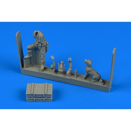 1/48 WWII Middle East Allied Pilot w/Dog