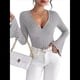 thumbnail image 3 of Camiseta de Larga Ajustada con Cuello en V Acanalado para Mujer, Top Informal de Moda con Mangas Acampanadas. Gris XL, 3 of 9