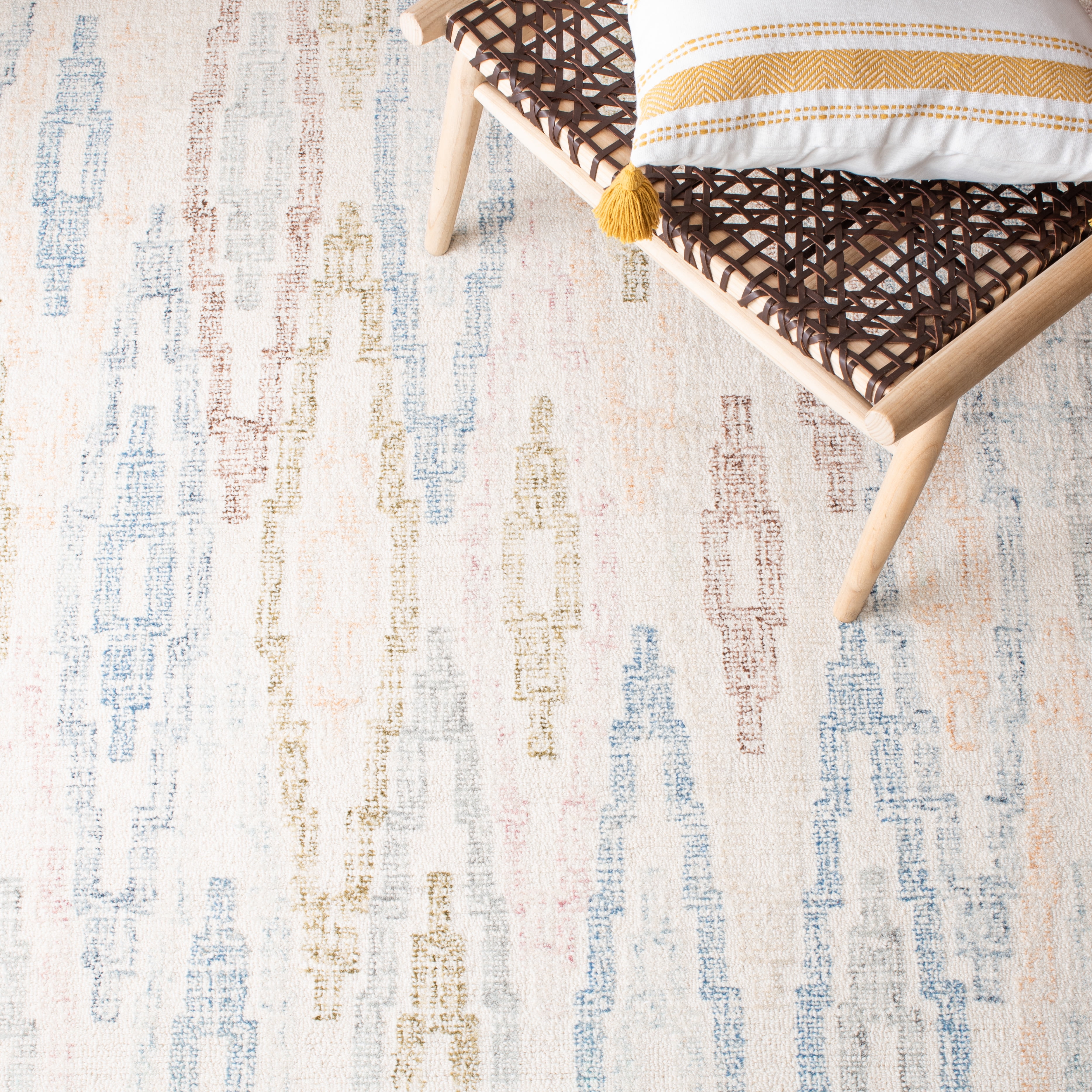SAFAVIEH Rodeo Drive Bryanne Geometric Area Rug, Ivory/Blue, 6' x 6' Round