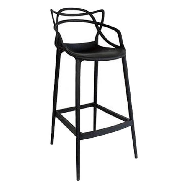 banco kessa muebles crazy banco en polipropileno color Negro, vista frontal 3/4 de banqueta alta con respaldo abierto y diseño curvo, asiento contorneado y cuatro patas rectas con travesaños como reposapiés; medidas 54 x 52 x 108 cm e incluye instructivo y herrajes. También suele usarse como apoyo alto para estaciones de bar o mostradores pequeños.
