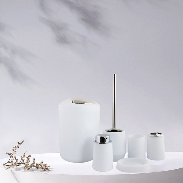 juego de accesorios de baño de 6 uds baoblaze dispensador de jabón conjunto blanco, vista frontal centrada con seis piezas: cubo de basura cilíndrico con tapa, escobillero con mango metálico, dispensador de loción con pulsador plateado, portacepillos, vaso enjuague y jabonera redonda en plástico blanco con acabado mate; dispuesto sobre superficie clara y fondo neutro. También es adecuado como set auxiliar para baños de visitas o apartamentos pequeños.