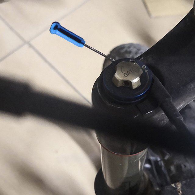 Tapas De Extremo De Cable De Bicicleta 50 Uds tapas de extremo de Cable de bicicleta puntas de Cable de palanca de cambios de freno de aleación de aluminio (azul)