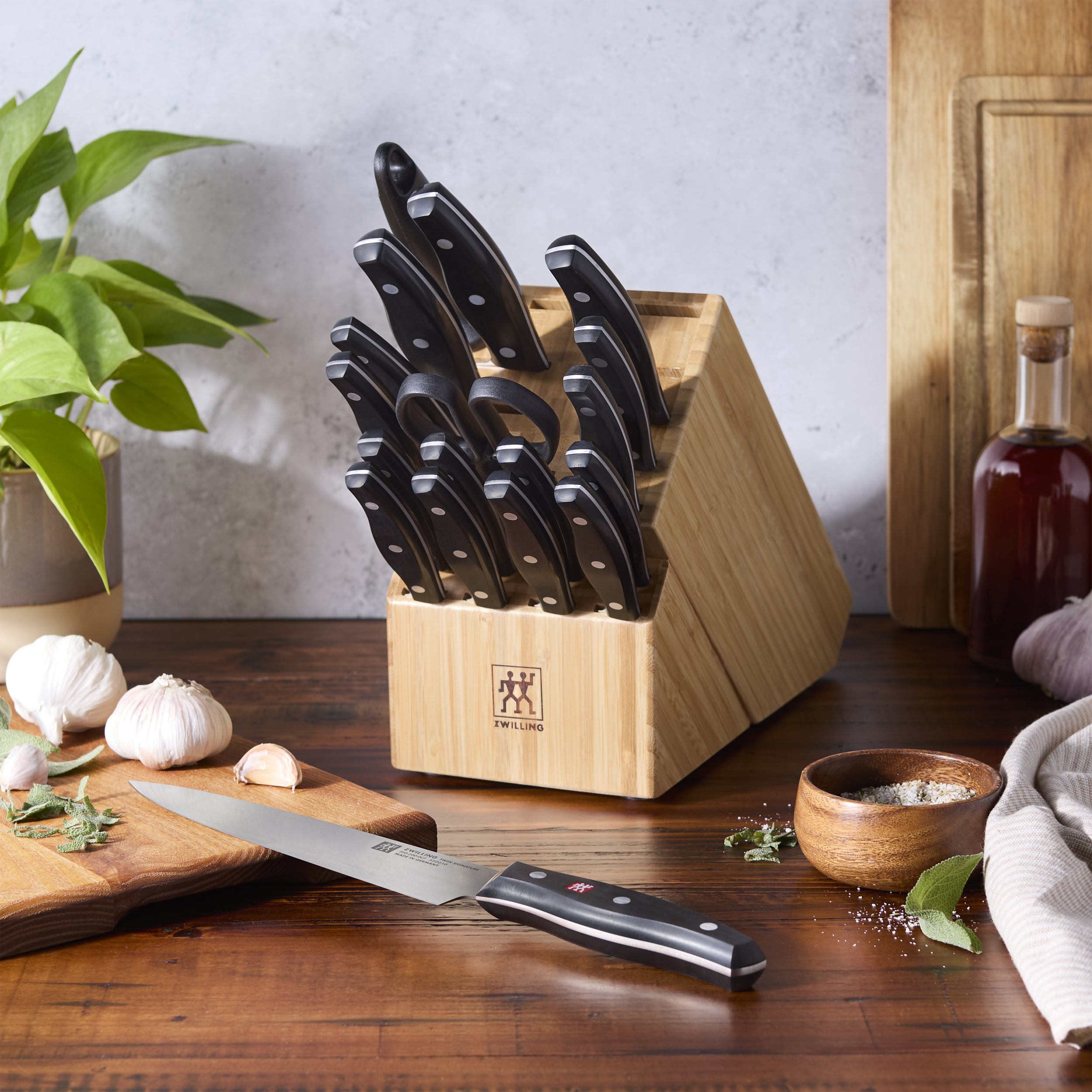 ZWILLING Twin Signature 19-pc German Knife block set, Made in Company-Owned German Factory, Special Formula Steel