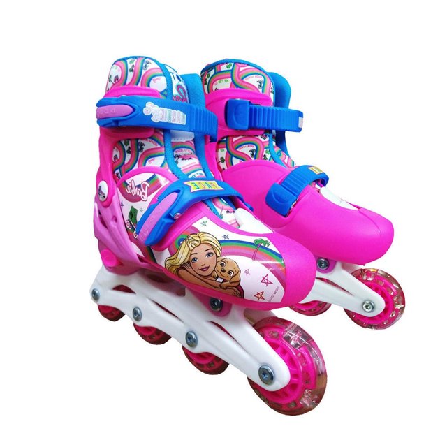 patines en linea toy mark barbie 19-21 rosa, vista 3/4 frontal de par infantil con bota acolchada rosa y estampado Barbie, estructura de plástico blanca, 4 ruedas de poliuretano rosas con núcleo transparente, 2 broches de seguridad ajustables azules, freno trasero integrado, bota en algodón forrada en tela, recomendados desde 6 años, dimensiones 15 cm x 20 cm x 22 cm. A menudo se usan para prácticas recreativas y paseos cortos.