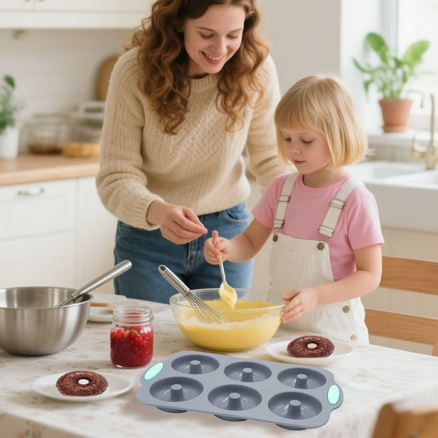 for Home Party Use Festive Wreath Design Silicone Tray with 6 Freezer Cubes for Drinks And Easy Release Cleaning