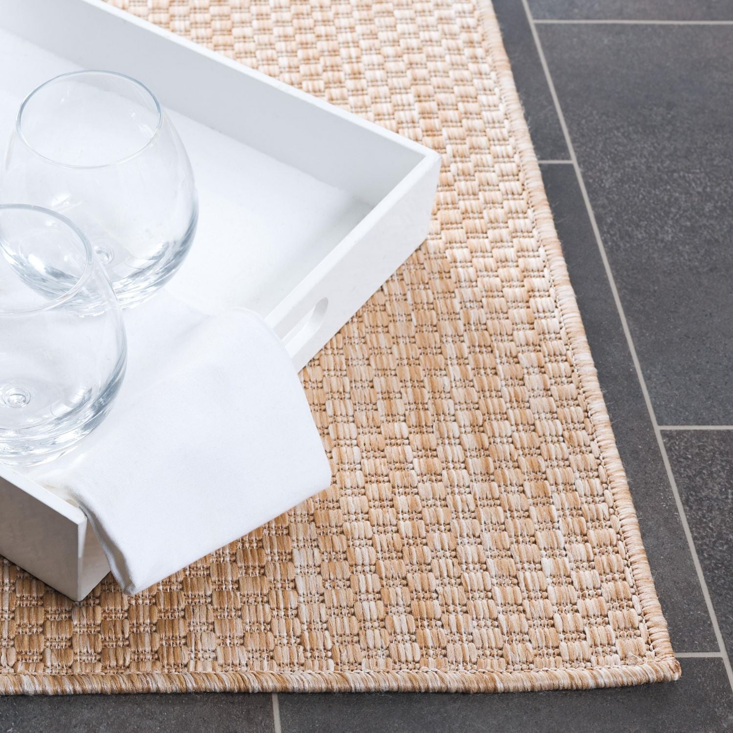 SAFAVIEH Beach House Jacinth Solid Indoor/Outdoor Area Rug