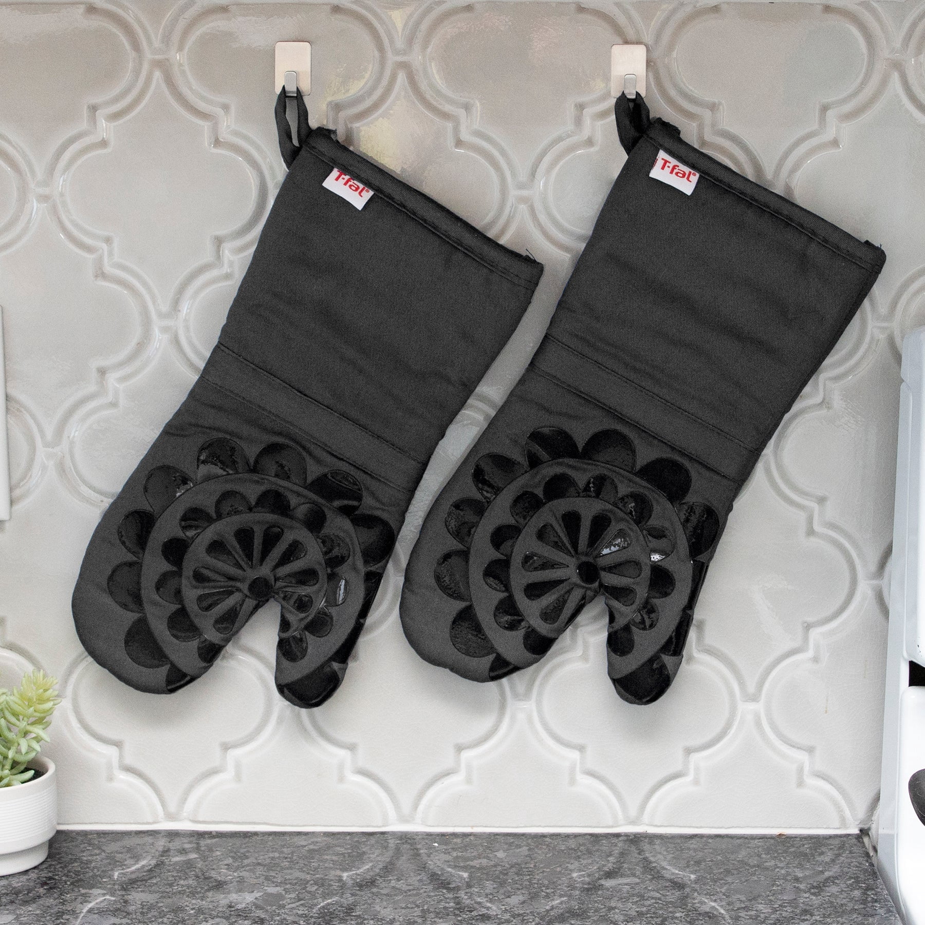 T-fal Medallion Print Silicone and Cotton Twill Oven Mitts, Two Pack, Charcoal