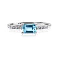 thumbnail image 1 of JeenMata Anillo de Compromiso Solitario de Topacio Azul de Talla Esmeralda (Piedra Natal de Diciembre) en Oro Blanco de 18 K sobre Plata, 1 of 6