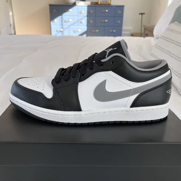 NIB N I-K-E A i r-Jor-dan 1 Low Mens 10.5 US Black/Particle Grey-White
