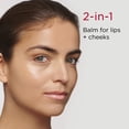thumbnail image 4 of Bálsamo de color 2 en 1 Lip Perfector Clarins para labios y mejillas, 4 of 5