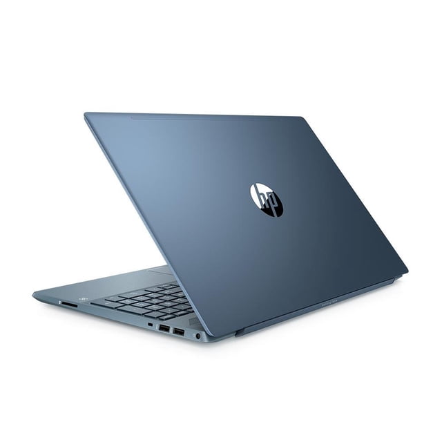 laptop hp pavilion 15-cw1010 amd ryzen 5 8gb ram 512gb ssd Azul, vista 3/4 trasera abierta con tapa metálica delgada y logo HP centrado, teclado y puertos USB y lector SD visibles, pantalla de 15.6" con borde estrecho y cámara HP Wide Vision FHD IR; adecuada para trabajo diario y edición básica, frecuentemente usada como laptop para oficina móvil.