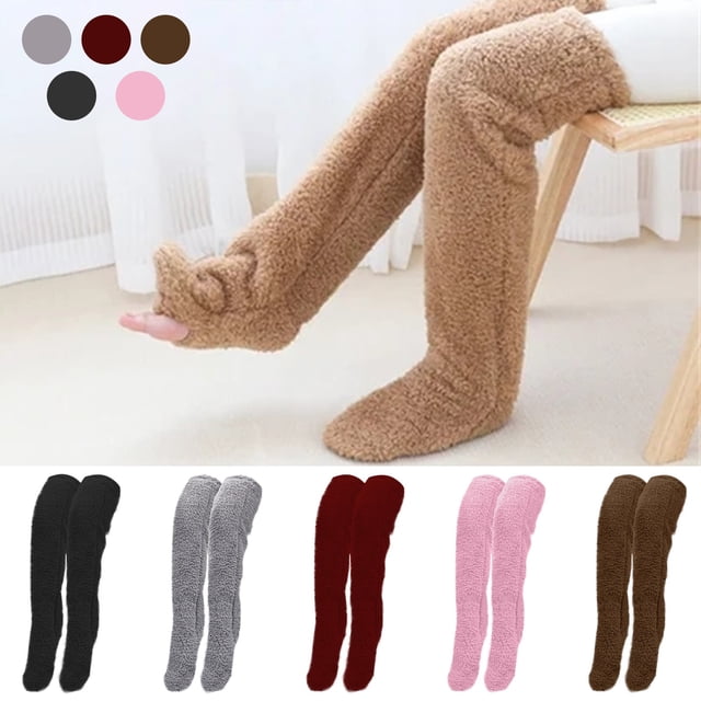 ladigasu niñas de invierno engrosada medias medias de piso rodilleras caliente muslo-calcetines liquidación 2x medias — vista 3/4 de piernas infantiles sentadas con medias largas de felpa color café claro hasta el muslo, puntas abiertas que dejan los dedos libres; textura afelpada y silueta acolchada visible. Miniatura inferior muestra opciones multicolor: negro, gris, vino, rosa y marrón; a menudo usadas en pijamas e interiores.