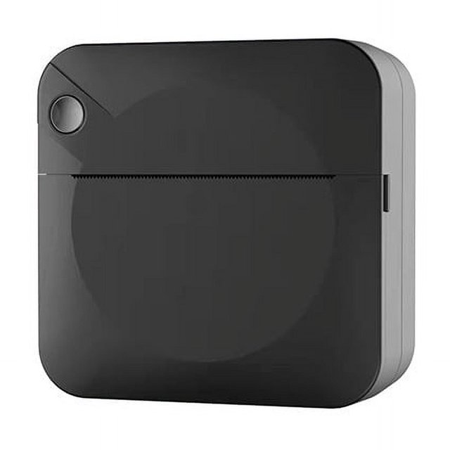 impresora térmica adhesiva de bolsillo para estudiantes, mini impresora de etiquetas, práctica y práctica, con código de barras pequeño — vista frontal centrada de la mini impresora Heldig negra, carcasa cuadrada con esquinas redondeadas (80×80×35 mm), botón circular en la esquina superior izquierda y ranura de salida para etiquetas de 57 mm; diseño compacto y portátil ideal para etiquetado portátil en reuniones, viajes o como regalo para estudiantes.
