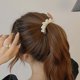 thumbnail image 3 of Pinza para el cabello Zulema garra de pelo de perla color oro, 3 of 8