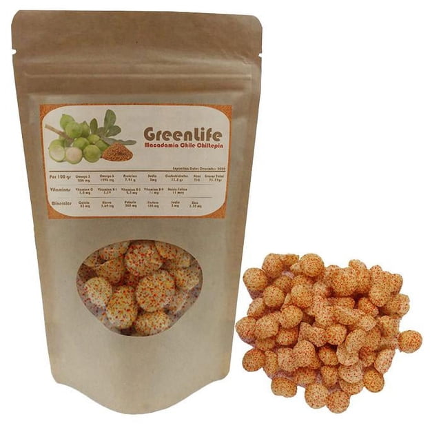 nuez de macadamia sabor chile macadamia picante 200grmacadamia chamoy nuez peladabolsa de papel kraft GreenLife — Bolsa de papel kraft con ventana circular que muestra macadamias peladas cubiertas de chile en polvo y una etiqueta superior con logo GreenLife y tabla nutricional; puñado de macadamias picantes apiladas a la derecha sobre fondo blanco; snack salado que suele usarse como botana para viajes o reuniones.
