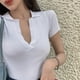 thumbnail image 5 of Camisa de mujer Blusa de manga corta con cuello en V profundo Top corto de punto sexy, Blanco Methold AP001386-01B, 5 of 7
